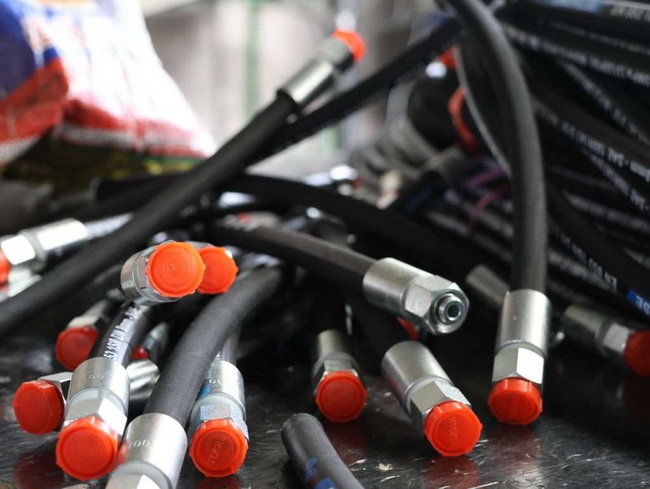 ISO 18752 Hydraulic Hose Standard Complete Guide for Modern Fluid Power Systems الدليل الكامل القياسي للخرطوم الهيدروليكي ISO 18752 لأنظمة طاقة السوائل الحديثة