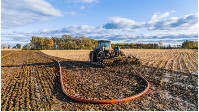 Close Up TPU Drag Hose In Stubble Field إغلاق خرطوم سحب TPU في حقل القش